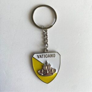 Vaticano Italy Shield Enamel Souvenir Keychain  Yellow White St Peters Basilica